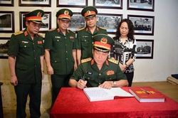 Đại tướng Lương Cường dâng hương tưởng niệm đồng chí Lương Văn Tri