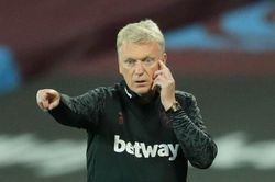 HLV đầu tiên ở Premier League dương tính với COVID-19