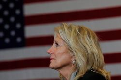 Vợ ứng viên Tổng thống Joe Biden: Từng làm bồi bàn, kết hôn lần đầu năm 19 tuổi