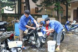 Bạn trẻ vùng cao rửa xe gây quỹ Trung thu cho trẻ em nghèo