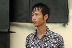 Bé 9 tuổi bị cha đánh bằng điếu cày, bắt cởi trần phơi nắng