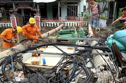 EVN miền Trung giải thích lý do cột điện gãy đổ trong bão số 5