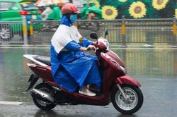 Đi xe máy trời mưa thế nào để đảm bảo an toàn?
