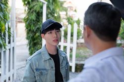 Erik bất ngờ xuất hiện với tạo hình bụi phủi, ương bướng với cả bố mình