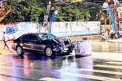 Tông vào trụ bê tông, xe Toyota Camry hỏng nặng