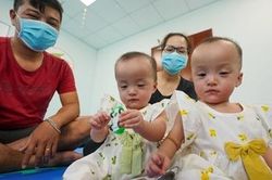 Cặp song sinh Trúc Nhi và Diệu Nhi chuẩn bị xuất viện