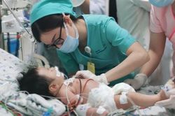Bé 2 tháng tuổi nhập viện với làn da xanh tím vì ngộ độc