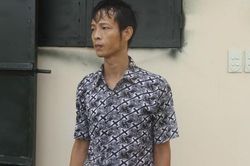 Người cha tàn ác bắt con cởi chuồng phơi nắng, đánh đập dã man
