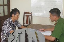 Khởi tố người cha nhiều lần dùng điếu cày đánh đập con trai 9 tuổi ở Hưng Yên