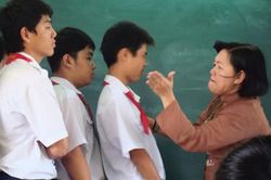 Từ 1/11 bỏ hình phạt 'bêu riếu' trước lớp: Đã đến lúc xóa sổ cách phạt đánh vào danh dự!