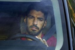 Luis Suarez khóc nức nở khi rời Barca sang Atletico