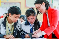Học sinh sử dụng điện thoại trong lớp học: Chỉ người trong cuộc mới thấu!
