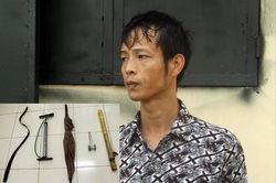 Tạm giam kẻ bắt con trai cởi trần phơi nắng, nằm trên nắp cống