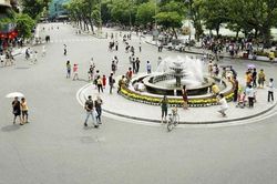 Hà Nội khuyến cáo không nói tục ở không gian đi bộ Hồ Gươm