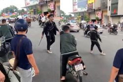 Tạm giữ thanh niên va chạm xe máy với bà bầu đập nát xe người nhắc nhở