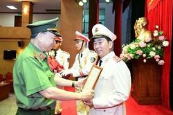 Thăng cấp bậc hàm đối với Thứ trưởng Bộ Công an Trần Quốc Tỏ