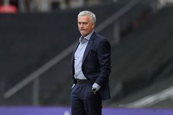 Cử chỉ ấm áp của Mourinho khiến dân mạng hết lời cảm phục