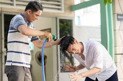 Erik hát về tình cảm đấng sinh thành
