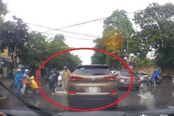 Nữ sinh có hành động gây bất ngờ khi thấy chiến sỹ CSGT chân trần đứng phân làn giao thông dưới trời mưa