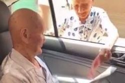 Xúc động khoảnh khắc cụ bà 96 tuổi dúi tiền tiêu vặt vào tay anh trai 101 tuổi: 'Anh mua gì ngon ngon mà ăn!'