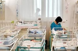 Nhiều cặp vợ chồng Trung Quốc ngóng trông ngày đoàn tụ với con sơ sinh chào đời do mang thai hộ