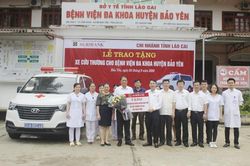 Agribank Chi nhánh Lào Cai tặng xe cứu thương cho Bệnh viện Đa khoa huyện Bảo Yên