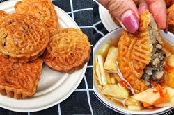 'Sốt xình xịch' món bánh trung thu rán nóng hổi, vừa thổi vừa ăn
