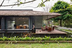 Biệt thự mái tranh nằm giữa hồ cá koi