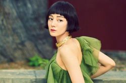 Vẻ ngoài khác lạ của Địch Lệ Nhiệt Ba