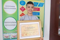Cô bé mồ côi giật giải 'Cây bút triển vọng'