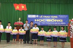 Trao học bổng cho học sinh vùng biên giới