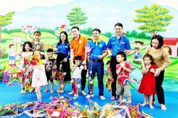 Tết Trung thu đến sớm với trẻ em thiệt thòi