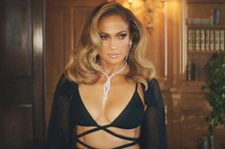 Jennifer Lopez mặc trang phục do Công Trí thiết kế