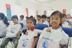 Hà Nội tặng 900 suất quà cho trẻ em 14 xã dân tộc thiểu số đón Tết Trung thu