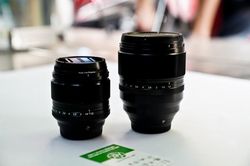 Trên tay ống kính khẩu độ F1.0 xứng danh 'quái vật chân dung'