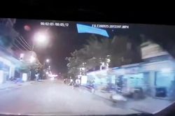 Bé gái lao thẳng vào đầu ô tô và pha xử lý ngoạn mục của tài xế