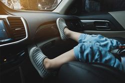 Tại sao không nên cho trẻ em ngồi ghế trước