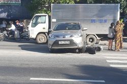 Xe bốn chỗ và xe máy 'găm' vào nhau, một phụ nữ bị thương nặng