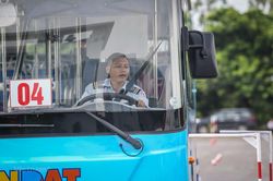 Tài xế xe buýt trình diễn kỹ năng xử lý điêu luyện trên trường đua