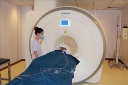 Dùng trực thăng đưa một ngư dân từ Trường Sa về đất liền cấp cứu