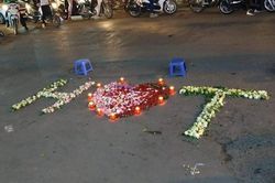 Tỏ tình bằng nến và hoa giữa đường nhưng bị từ chối, thanh niên nổi nóng hù dọa: 'Em nghĩ trốn được anh á?'