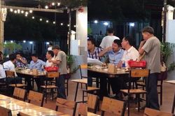 Cay khóe mắt khoảnh khắc cụ ông bán hàng rong ái ngại bốc đồ ăn giữa không gian đông khách khứa