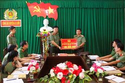 Trao 100 triệu đồng hỗ trợ CBCS Công an xây nhà tình nghĩa