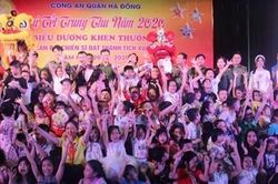 Xuân Bắc, Tự Long cùng con em CBCS Công an Hà Đông vui Trung thu