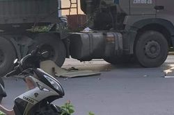 Va chạm với xe đầu kéo, 2 cháu bé tử vong