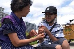 Bị bạn bè tẩy chay vì nhà nghèo, bé trai 14 tuổi vẫn bình thản làm một việc và lời tâm sự khiến ai cũng phải nức nở