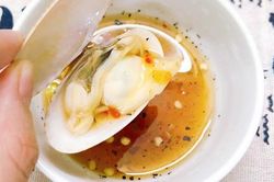 Chỉ mẹo làm sò lụa hấp nước dừa ngon ngọt mà không sợ tanh