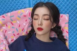 Biết rằng hành động này không tốt cho làn da nhưng nhiều nữ idol vẫn không thể từ chối