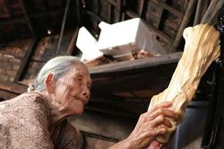 Cụ bà gần 90 tuổi dành cả đời làm kẹo kéo