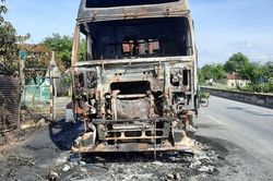 Xe đầu kéo cháy trơ khung trên QL1A
